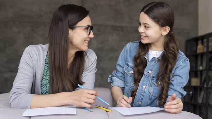 anya lányával tanul