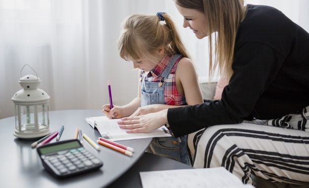 Otthon anya tanul kislányával