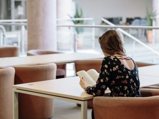 Lány a könyvtárban olvas